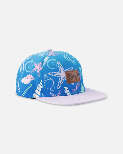 Casquette - Deux Par Deux bleue à motifs coquillages et étoiles de mer roses et blanches, visière plate violette, vue de côté enfant