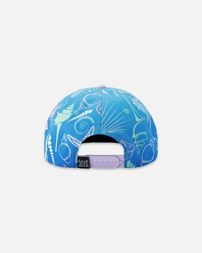 Casquette - Deux Par Deux bleue à motifs marins pastel pour enfant, vue de dos avec fermeture réglable violette.