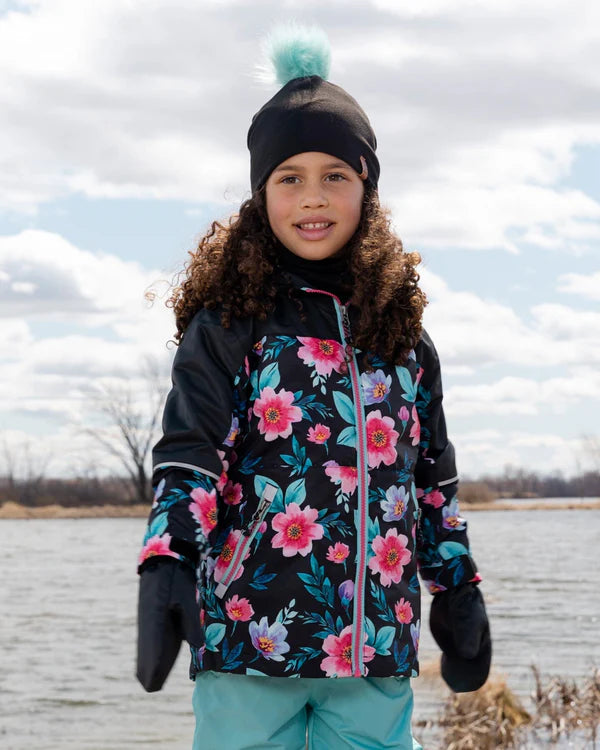 Tuque Mi-Saison - Deux Par Deux noire avec pompon turquoise amovible, portée par enfant, vue de face en extérieur.