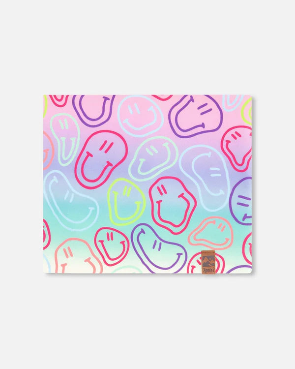 Cache-cou Mi-Saison - Deux Par Deux aux motifs de visages souriants colorés sur fond dégradé pastel, vue de face.