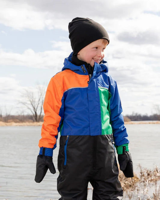Tuque Mi-Saison - Deux Par Deux noire en polyester et élasthanne, portée par garçon, vue de profil en extérieur.