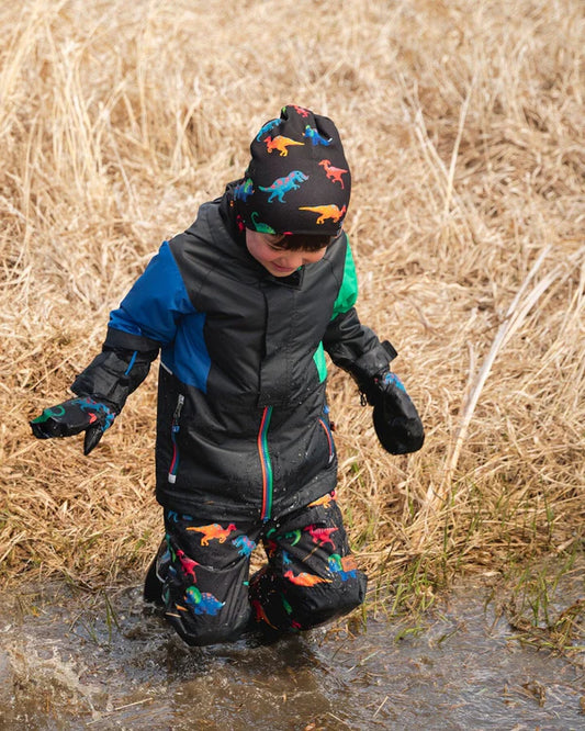 Tuque Mi-Saison - Deux Par Deux noire avec motifs de dinosaures colorés, pour enfant, vue portée sur mannequin garçon.