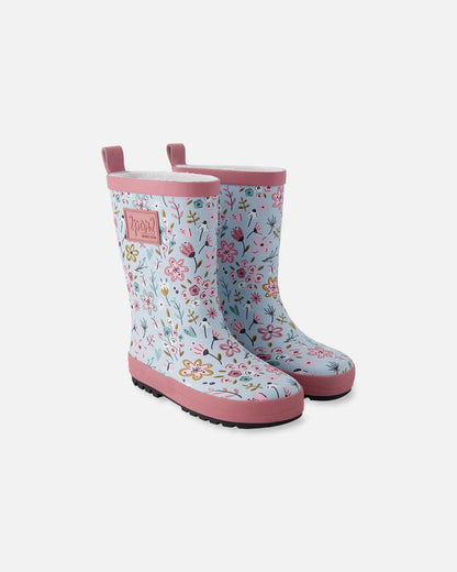 Bottes de pluie - Deux Par Deux en caoutchouc bleu clair à motifs floraux roses et jaunes, bordures roses, pour enfant, vue de trois quarts.