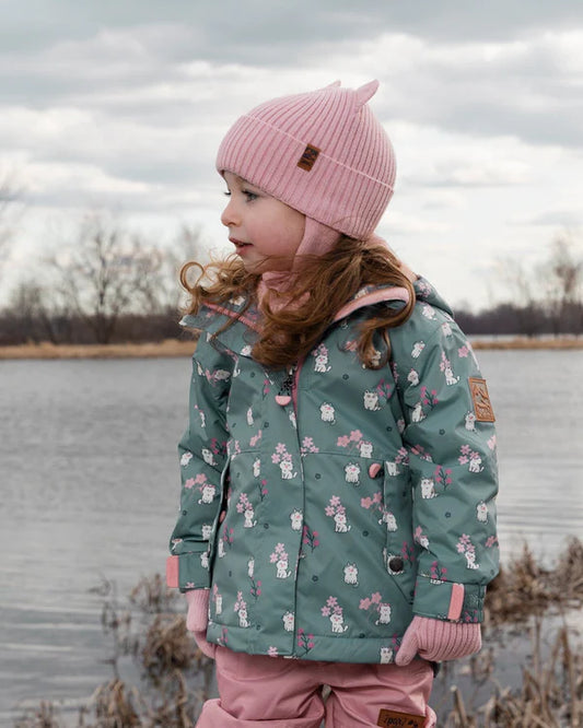 Tuque Mi-Saison - Deux Par Deux rose côtelée avec oreilles 3D portée par enfant fille, vue de profil en extérieur