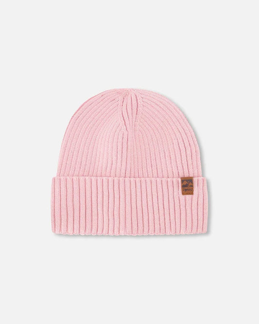 Tuque Mi-Saison - Deux Par Deux en tricot côtelé rose clair avec revers et écusson logo, vue de face, enfant.