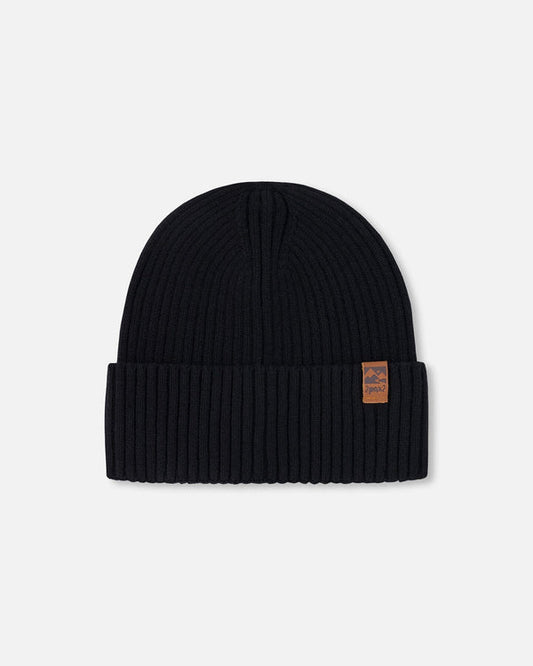 Tuque Mi-Saison - Deux Par Deux noire en tricot côtelé, revers avec écusson, vue de face, pour enfant.