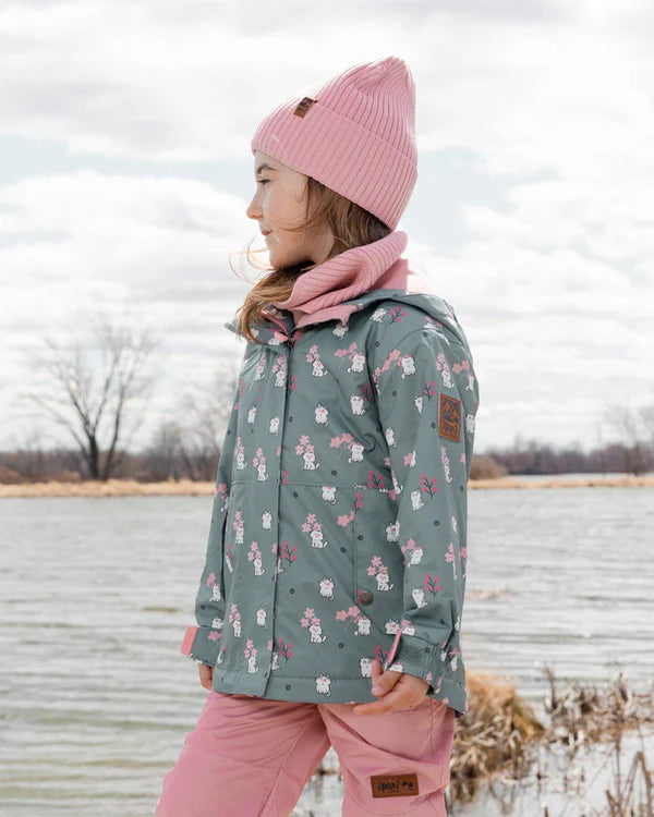 Cache-cou - Deux Par Deux rose tricot côtelé porté par enfant fille vue de profil en extérieur au bord de l’eau