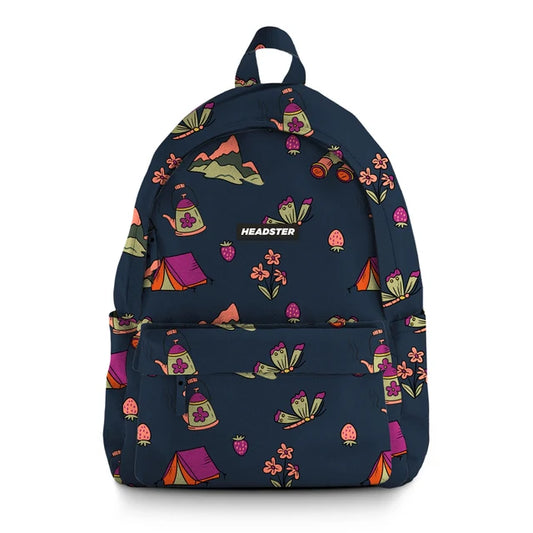 Sac à dos Midnight Meadow - Headster bleu nuit avec motifs nature colorés, motif plantes, tentes, montagnes, vue de face, enfant.