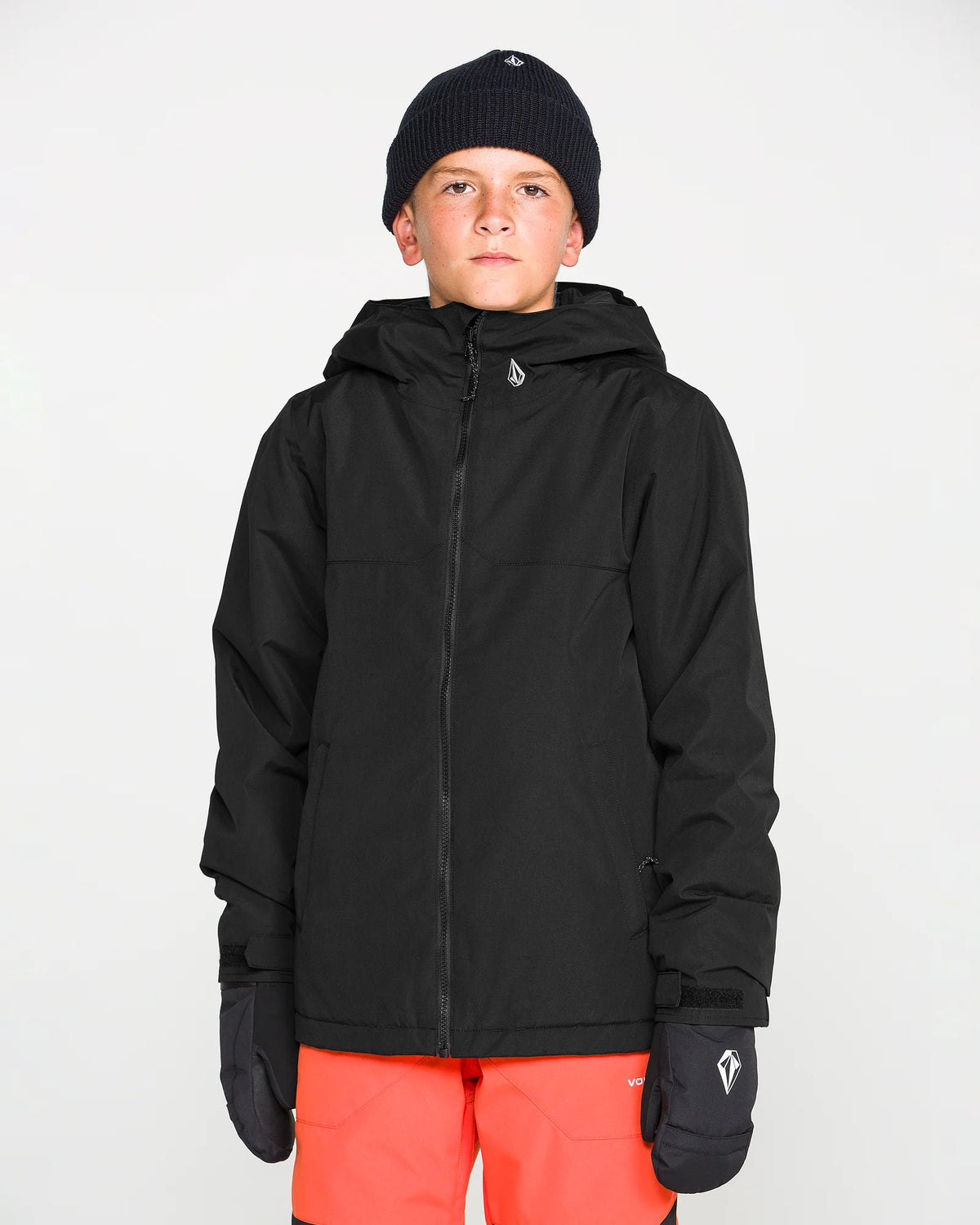 Manteau d'hiver Stone.91 Ins - Volcom noir à capuche porté par un garçon vue de face