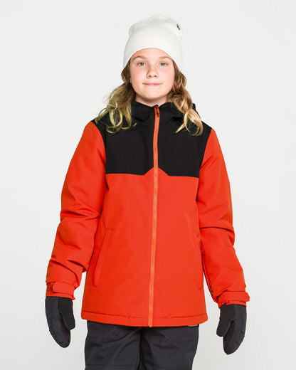Manteau d'hiver Stone.91 Ins - Volcom rouge et noir pour fille porté de face avec bonnet blanc et gants noirs