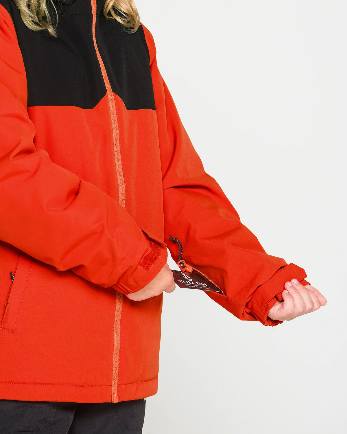Manteau d'hiver Stone.91 Ins - Volcom rouge et noir, coupe hivernale, porté par un mannequin, détail des poignets