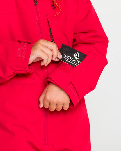 Habit de neige Little Flurry - Volcom rouge vif pour enfant avec fermeture éclair et poignets ajustables en vue rapprochée porté sur enfant