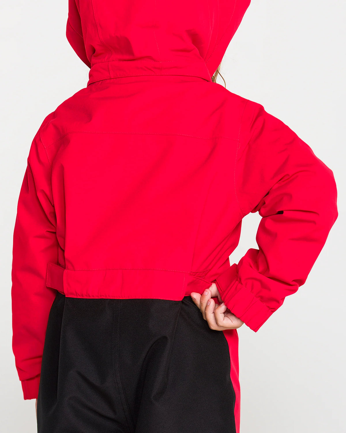 Habit de neige Little Flurry - Volcom rouge et noir pour enfant vu de dos avec capuchon et poignets ajustés