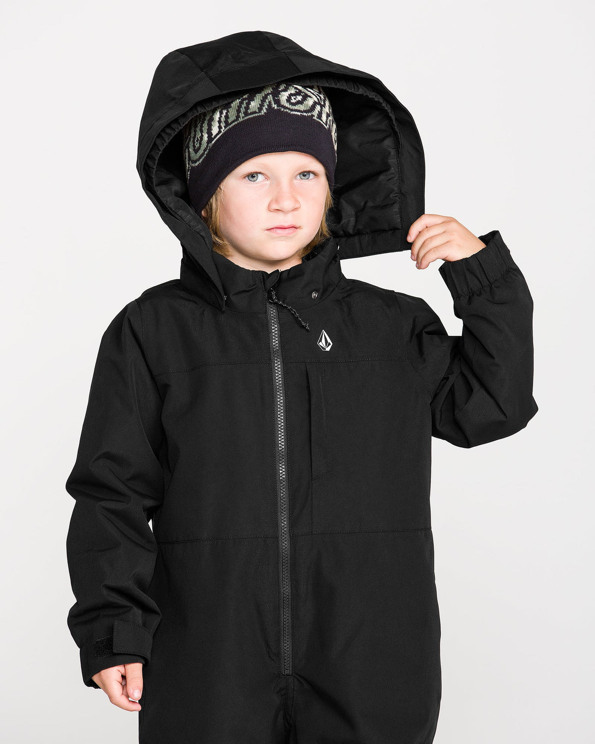 Habit de neige Little Flurry - Volcom noir pour garçon avec capuche et tuque à motifs porté sur mannequin vue de face