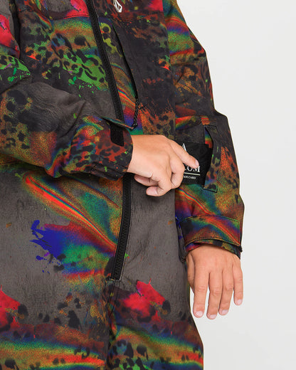 Habit de neige Little Flurry - Volcom porté sur mannequin enfant avec imprimé abstrait multicolore et fermeture éclair centrale