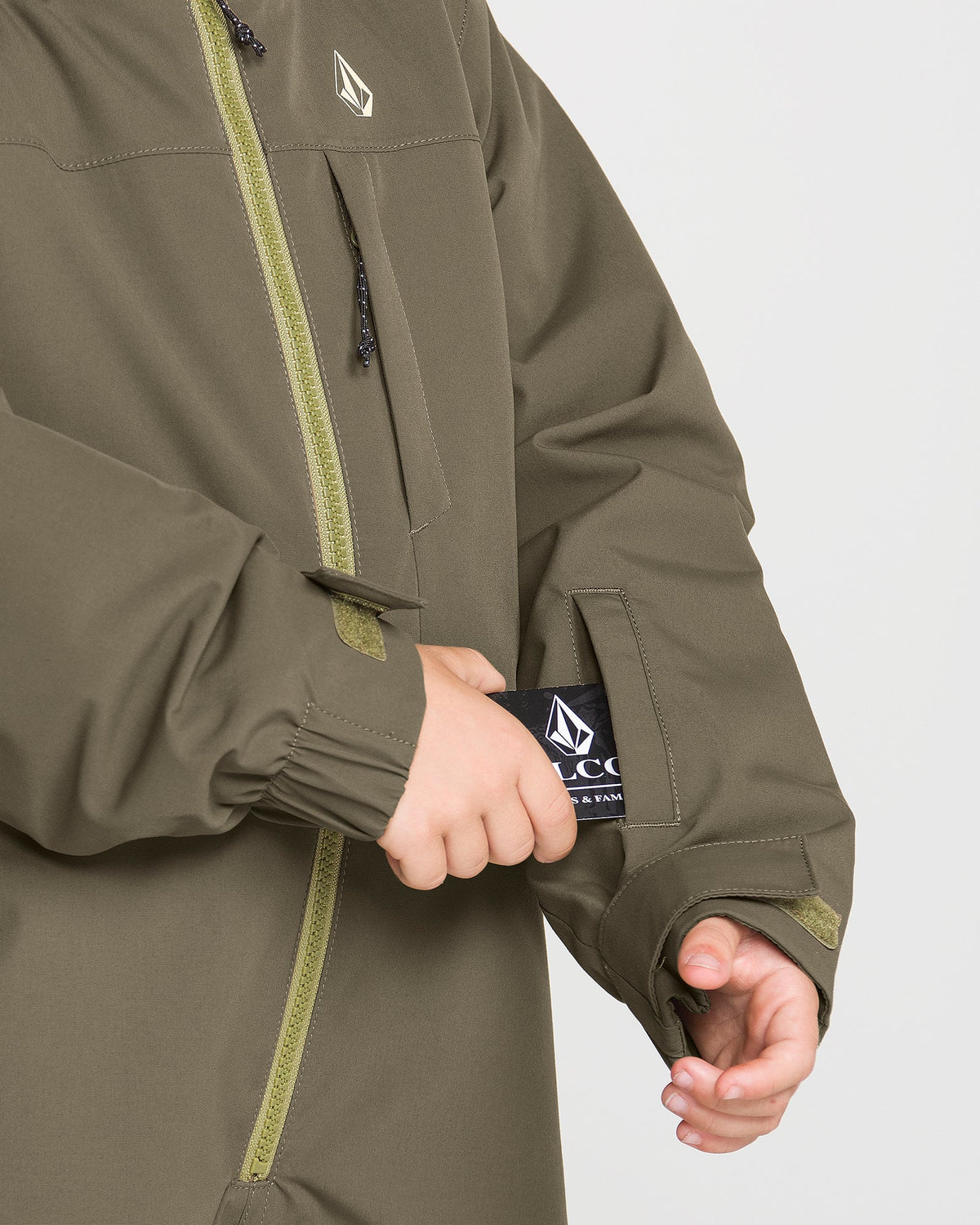 Habit de neige Little Flurry - Volcom vert kaki pour enfant avec fermeture éclair et poignets intégrés vue rapprochée des manches