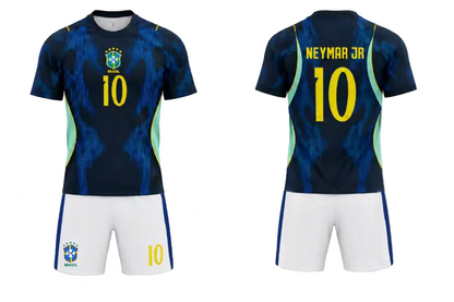 Ensemble de soccer - Neymar, maillot bleu marine à motifs noirs avec détails verts et jaunes, short blanc avec chiffres jaunes, vue de face et dos sur mannequin enfant.