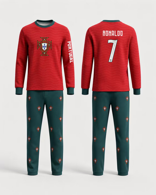 Pyjama - Ronaldo pour enfant, haut rouge avec écusson Portugal devant et inscription sur la manche, pantalon vert foncé avec motifs, vue de face et dos.