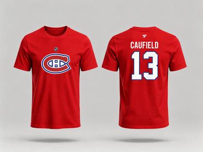 T-Shirt Canadiens Coton Rouge - Caufield rouge en coton avec logo Canadiens bleu et blanc sur le devant, numéro 13 et nom Caufield au dos, vue de face et dos.