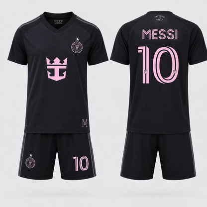 Ensemble de soccer Miami - Messi noir avec détails roses, maillot col V et short assorti, tissu respirant, pour enfant, vue de face et dos.