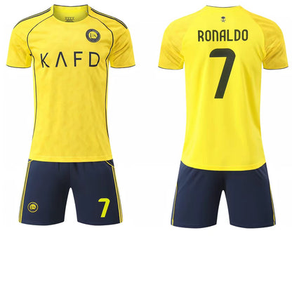 Ensemble de soccer Al Nassr - Ronaldo jaune et bleu marine, style sportif avec short et maillot, vue de face et vue de dos.