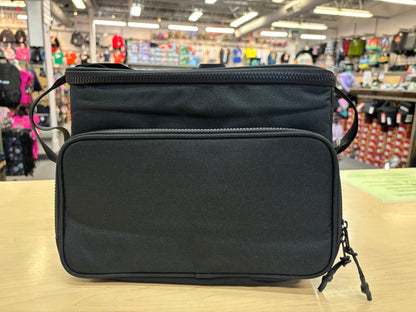Boite à lunch - Noir en tissu polyester avec poche frontale zippée, style pratique pour enfant, vue de face.