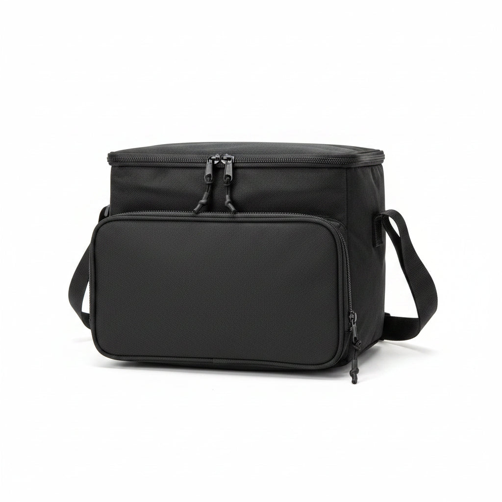 Sac isotherme noir en tissu avec grande poche frontale zippée, poignée latérale et fermeture à double curseur, vue de face.