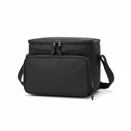 Sac isotherme noir en tissu avec grande poche frontale zippée, poignée latérale et fermeture à double curseur, vue de face.
