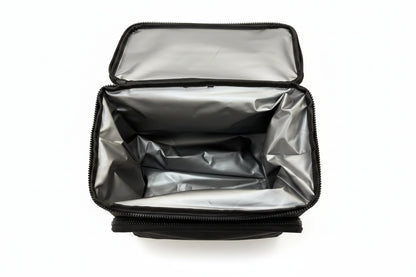 Sac isotherme noir à ouverture zippée, intérieur doublé en matière argentée isolante, vue de dessus ouverte.