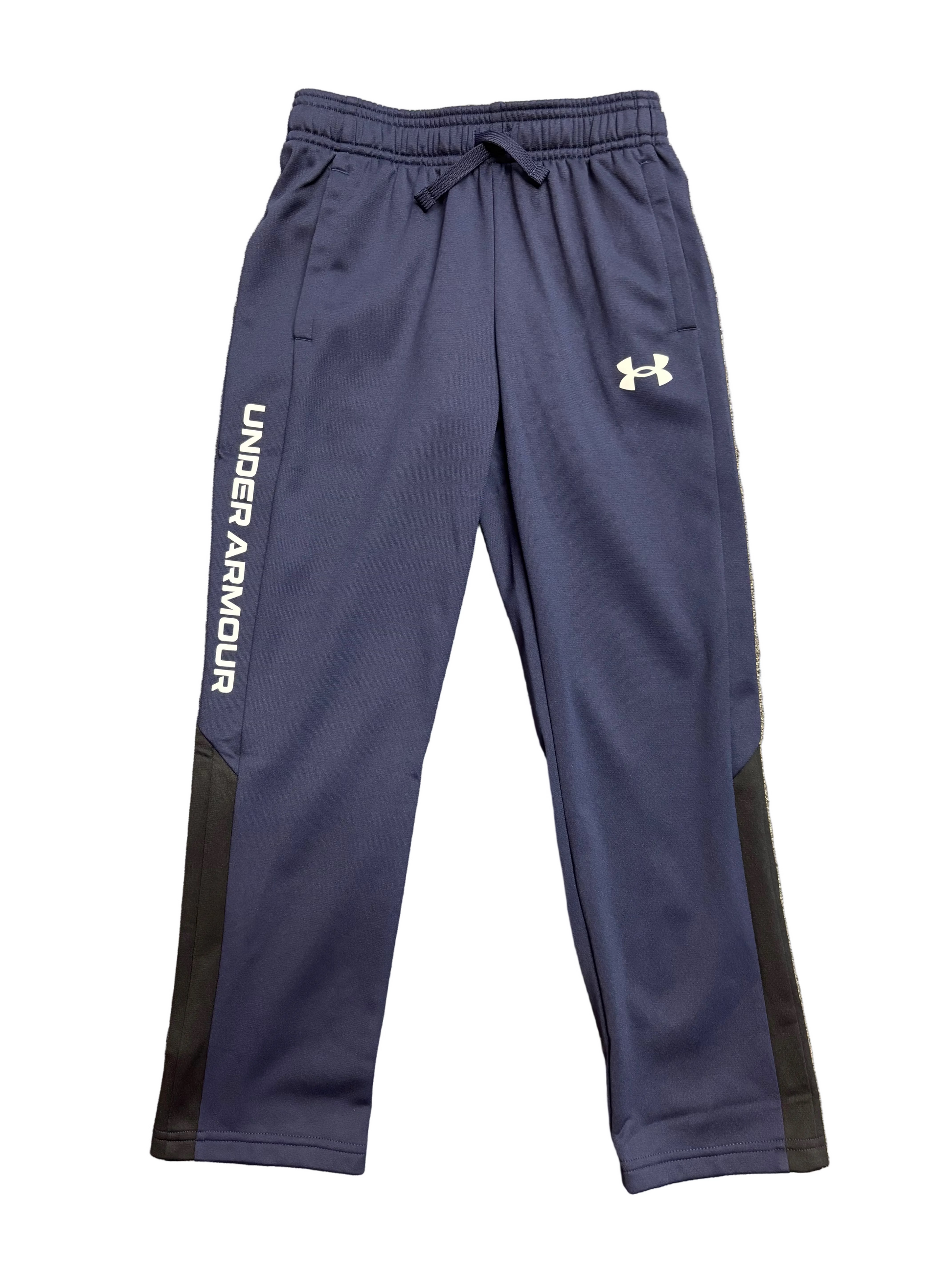 Pantalon UA Brawler 3.0 Tapered - Under Armour bleu marine avec bandes noires sur les côtés, taille élastique avec cordon, vue de face.