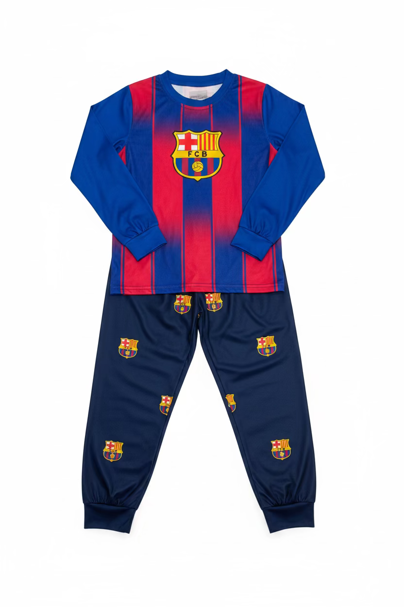 Pyjama - Lamine Yamal bleu et rouge à manches longues avec écusson FC Barcelone sur le haut et motifs répétés sur le pantalon, pour enfant, vue de face.