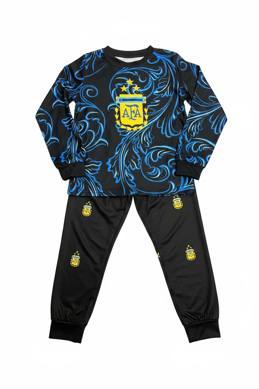 Pyjama - Messi noir avec motifs bleu clair et écussons jaunes, style sportif, matière douce synthétique, pour enfant, vue à plat de face.
