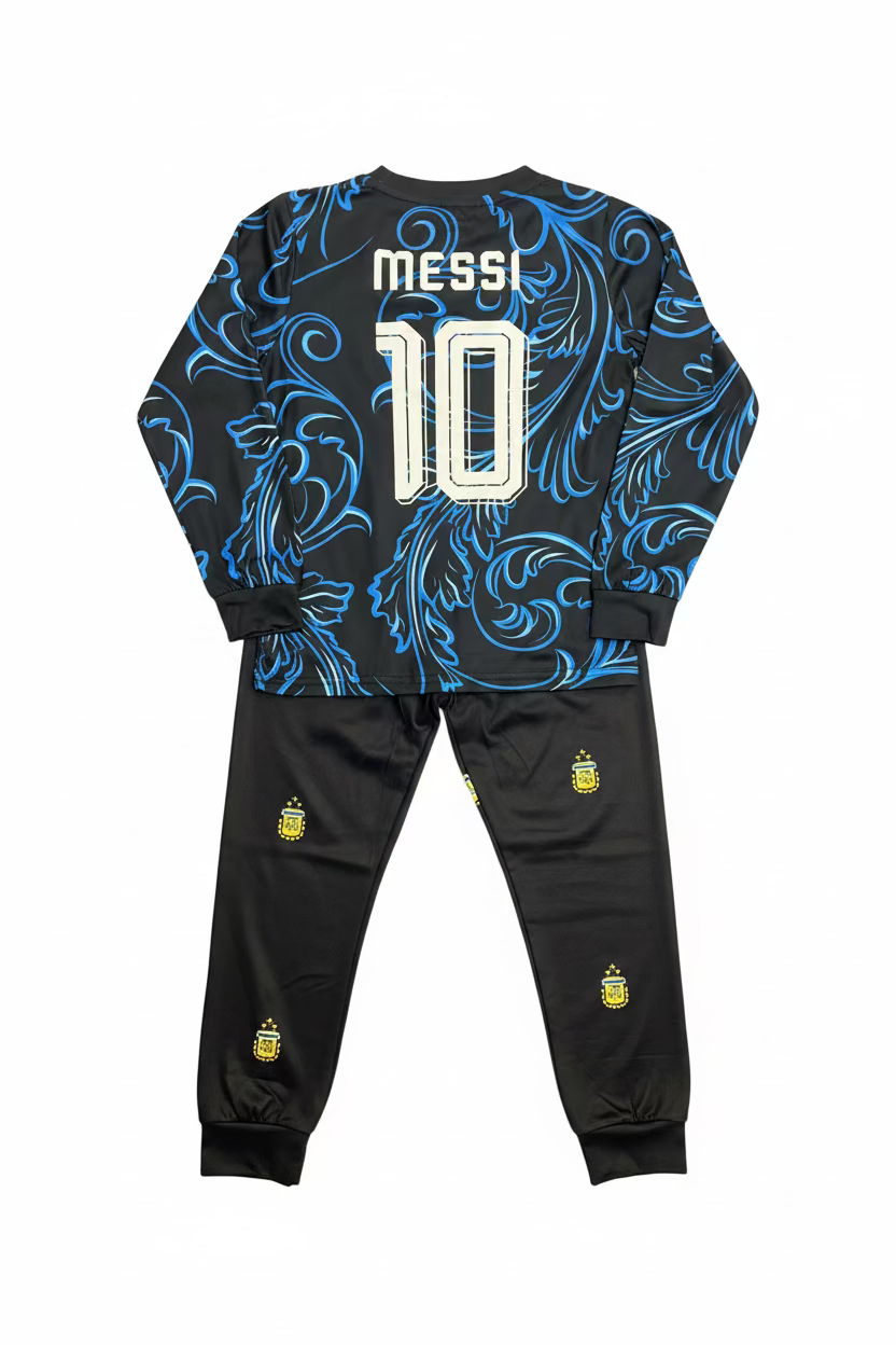 Pyjama - Messi noir avec motifs bleus en arabesque, numéro 10 et nom Messi blancs au dos, pantalon noir avec petits écussons, pour enfant, vue de dos.