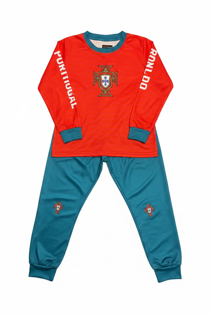Pyjama - Ronaldo composé d'un haut rouge à col et poignets bleu-vert, avec un écusson sur la poitrine, et d'un pantalon bleu-vert orné de petits écussons, vue de face.