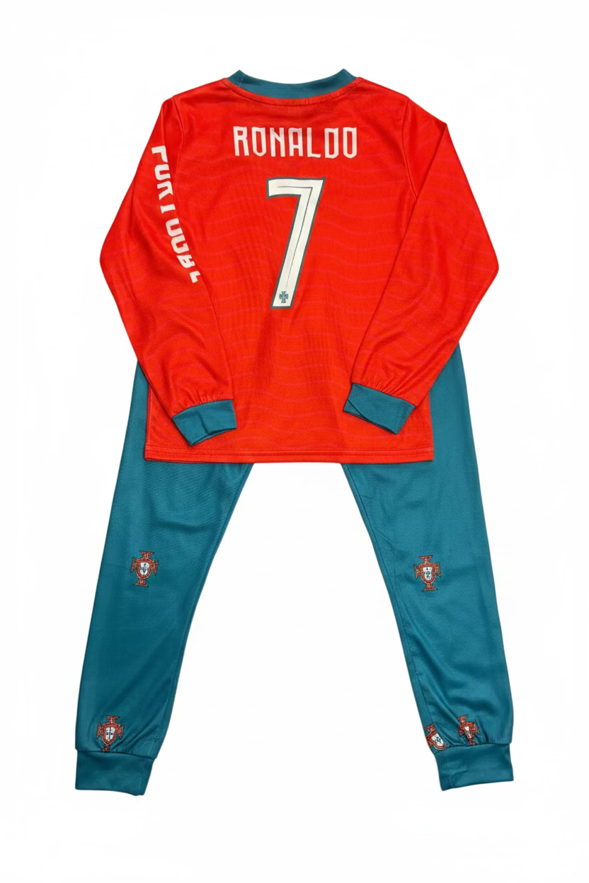 Pyjama - Ronaldo composé d'un haut rouge à manches longues avec le numéro 7 et d'un pantalon bleu avec motifs, pour enfant, vue à plat.