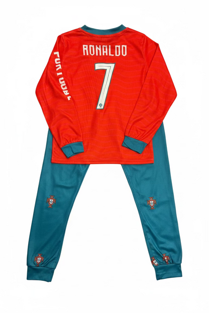 Pyjama - Ronaldo composé d'un haut rouge à manches longues avec le numéro 7 et d'un pantalon bleu avec motifs, pour enfant, vue à plat.