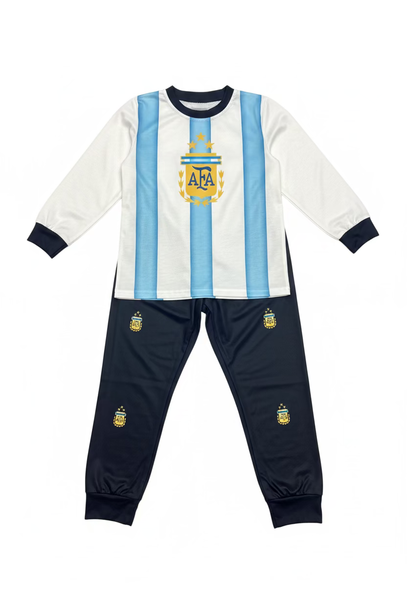 Pyjama - Messi pour enfant avec haut manches longues blanc à rayures bleues et pantalon bleu marine, motifs bleu et jaune, vue de face.