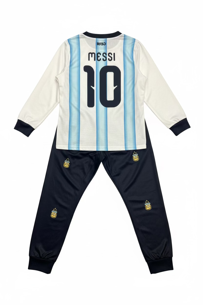 Pyjama - Messi avec haut manches longues à rayures bleues et blanches et pantalon noir avec petits motifs jaunes, pour enfant, vue de face.