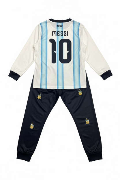 Pyjama - Messi avec haut manches longues à rayures bleues et blanches et pantalon noir avec petits motifs jaunes, pour enfant, vue de face.