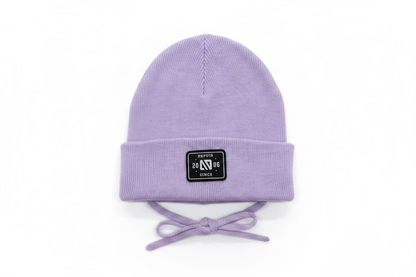 Tuque Mi-Saison - Nanö en tricot lilas avec étiquette noire, lien à nouer, pour enfant, vue de dessus.
