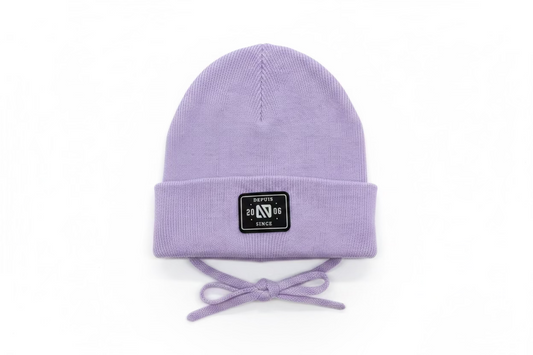 Tuque Mi-Saison - Nanö en tricot lilas avec étiquette noire, lien à nouer, pour enfant, vue de dessus.