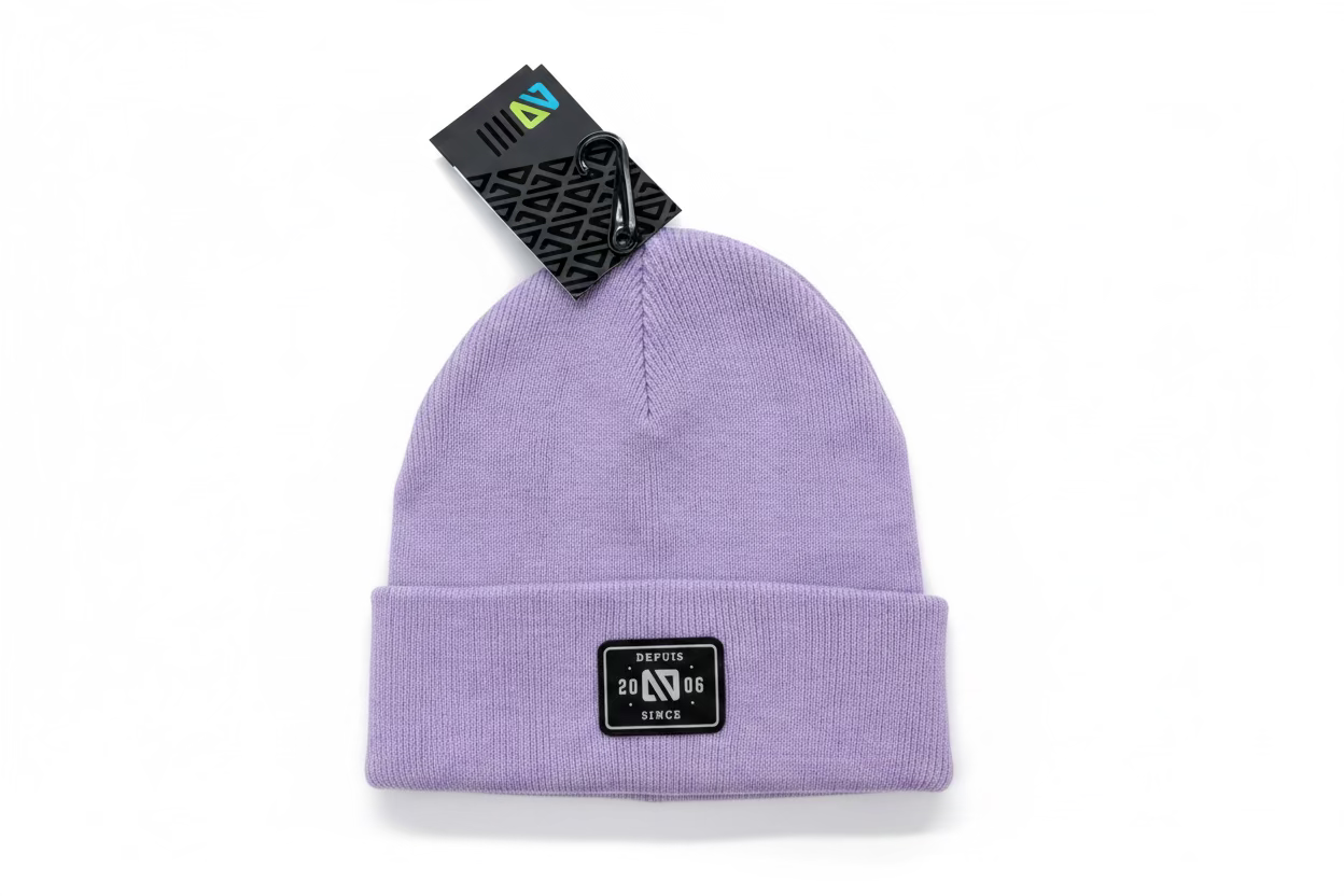 Tuque Mi-Saison - Nanö mauve en tissu tricoté avec revers et étiquette logo noire, vue de face sur fond clair.