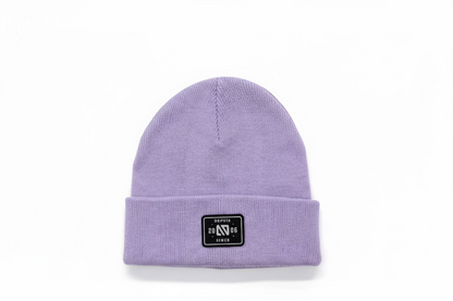 Tuque Mi-Saison - Nanö mauve en tissu tricoté avec revers et étiquette logo noire, vue de face sur fond clair.