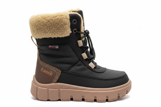 Bottes d'hiver Seekerf - Kamik noire avec semelle beige et col en fausse fourrure beige, style montante, vue de profil gauche.
