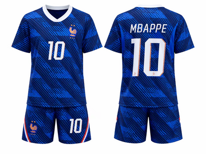 Ensemble de soccer France - MBAPPÉ composé d’un maillot et short bleus à motifs géométriques noirs, col en V blanc, numéros blancs, vue de face et dos.