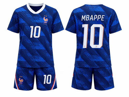Ensemble de soccer France - MBAPPÉ composé d’un maillot et short bleus à motifs géométriques noirs, col en V blanc, numéros blancs, vue de face et dos.