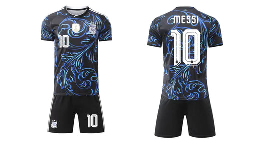 Ensemble de soccer Argentine - Messi noir et bleu avec motifs ondulés, numéros blancs, short et bas blancs, porté sur mannequin vue de face et dos.
