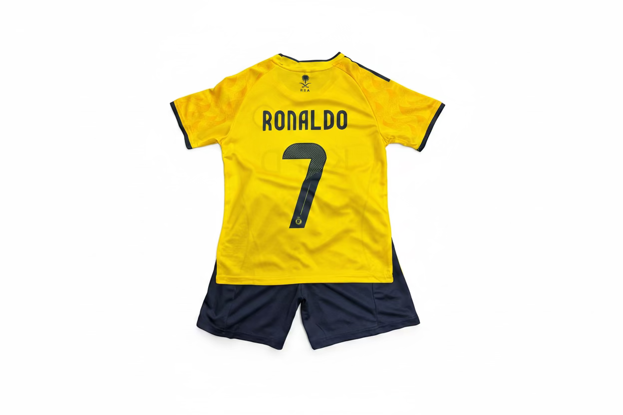 Ensemble de soccer Al Nassr - Ronaldo jaune et bleu marine, maillot à manches courtes avec nom et numéro imprimés, vue de dos sur mannequin enfant.