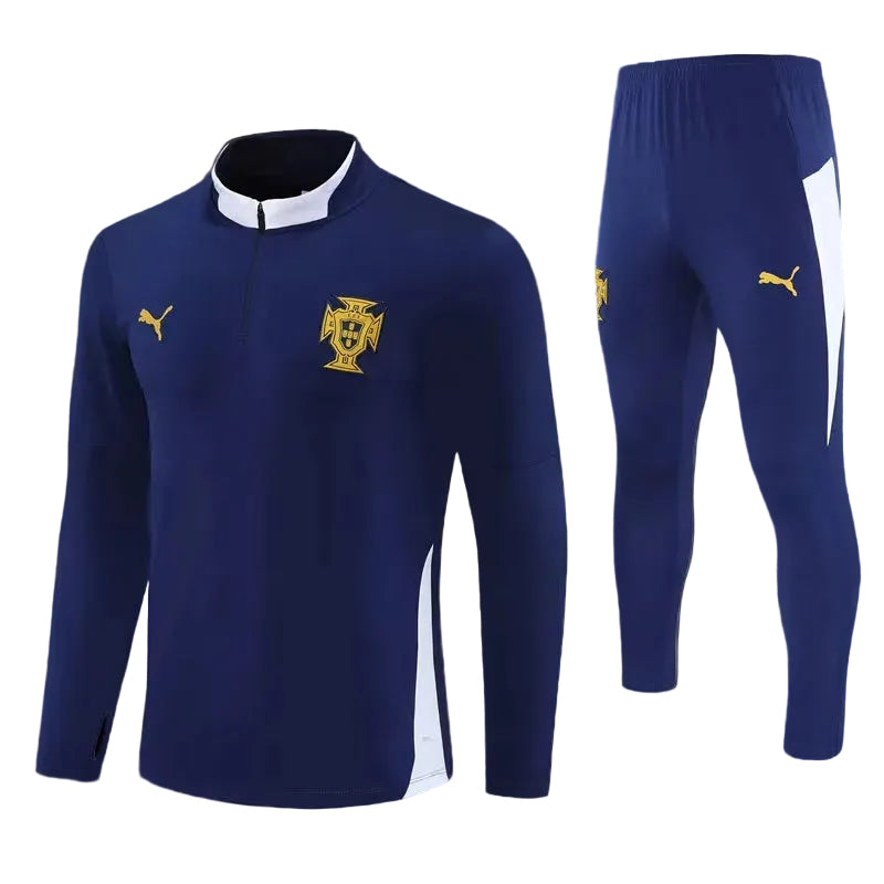 Ensemble de soccer Portugal - Ronaldo en polyester bleu marine avec détails blancs et logos jaunes, vue de face et dos pantalon ajustable.