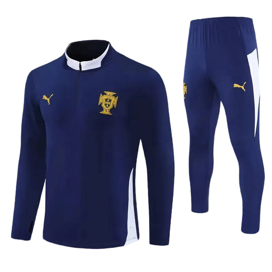Ensemble de soccer Portugal - Ronaldo en polyester bleu marine avec détails blancs et logos jaunes, vue de face et dos pantalon ajustable.